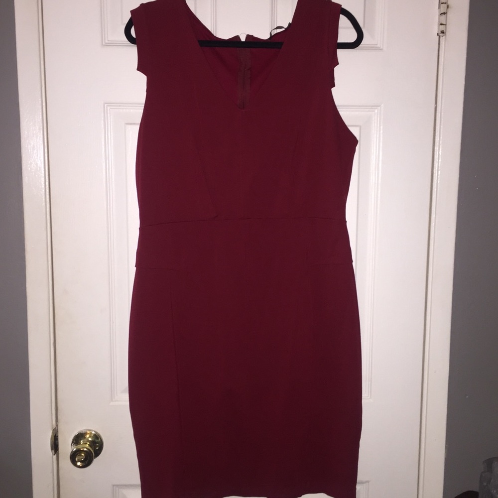 Red/burgundy fashion to figure dress.